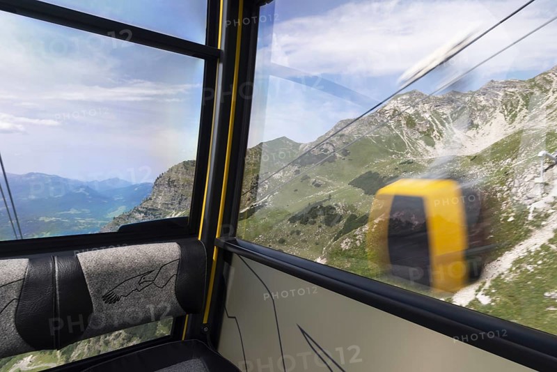 Gondolas of the Nebelhornbahn between the Seealpe and Hofatsblick stations, Oberstdorf, Allgäu Alps, Allgäu, Bavaria, Germany, Europe