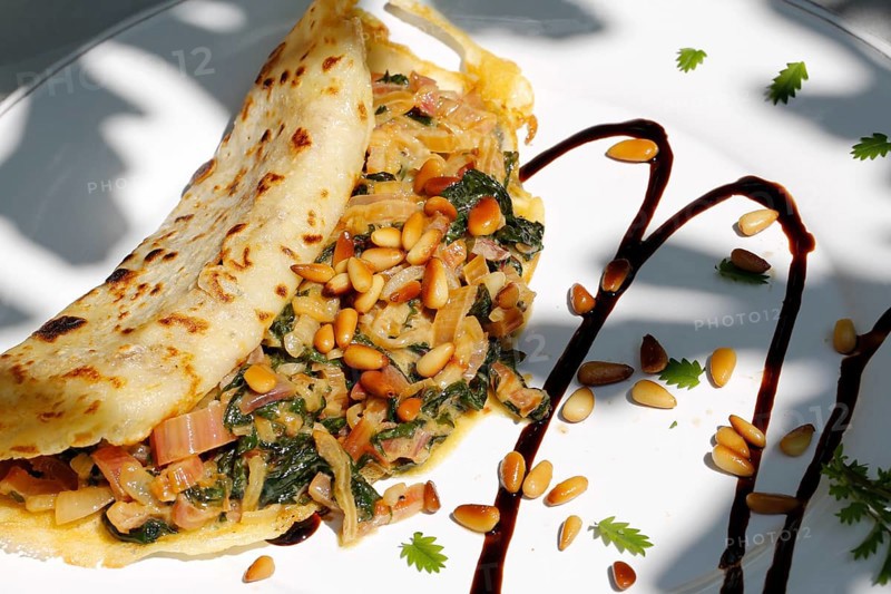 Swabian cuisine, stuffed pancakes with chard and pine nuts, vegetarian, hearty, savoury, typical Swabian reinterpreted, home cooking, vegetables, healthy, pan-fried dish, main course, plate, traditional cuisine, food photography, studio, Germany, Europe