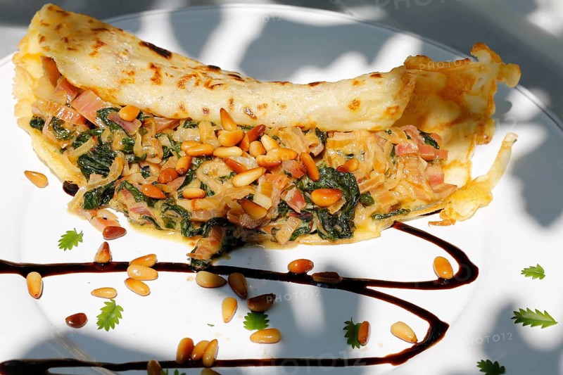 Swabian cuisine, stuffed pancakes with chard and pine nuts, vegetarian, hearty, savoury, typical Swabian reinterpreted, home cooking, vegetables, healthy, pan-fried dish, main course, plate, traditional cuisine, food photography, studio, Germany, Europe