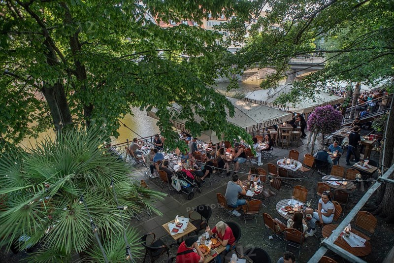 Well frequented garden restaurant directly on the Pegnitz, Vordere Insel Schütt 4, Nuremberg, Middle Franconia, Bavaria, Germany, Europe