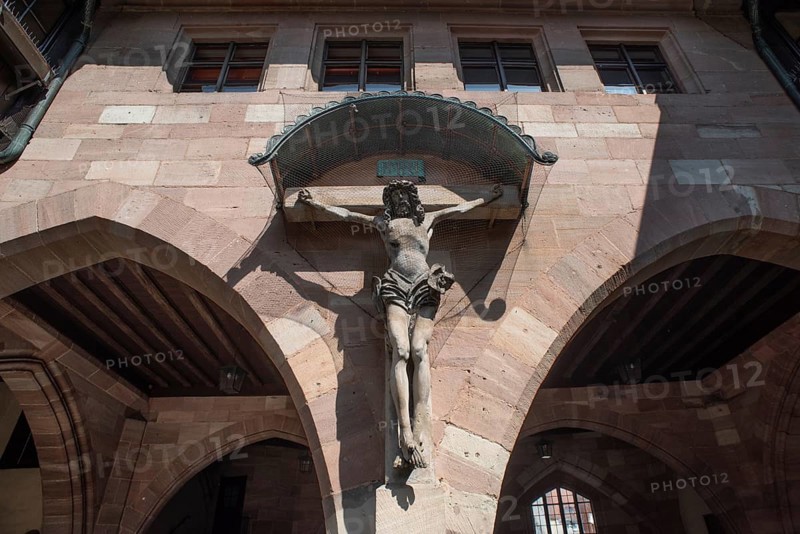 Crucifix in the inner courtyard of the historic Heilig-Geist-Spital, Nuremberg, Middle Franconia, Bavaria, Germany, Europe