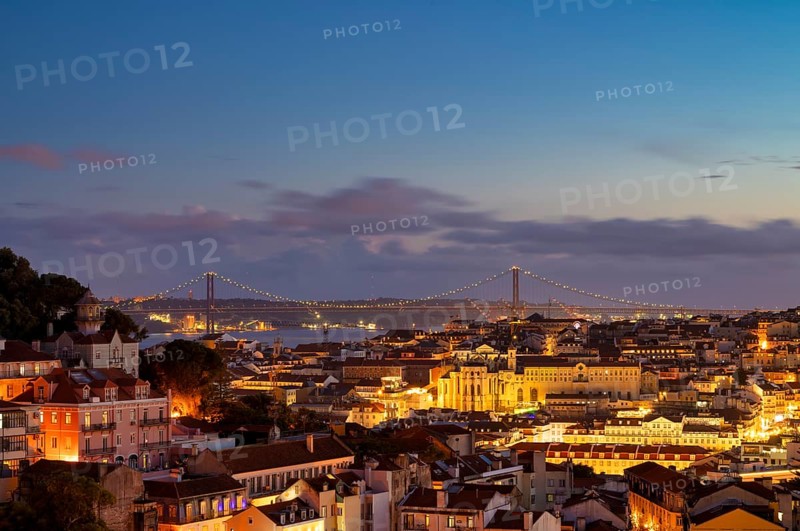 View from the viewpoint Miradouro da Graça, also Sophia de Mello Breyner Andresen, city view, old town, bridge 25 de Abril, river Tejo, Lisbon, evening mood, twilight, blue hour, Portugal, Europe