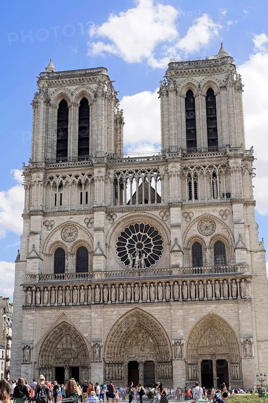 Cathedral Notre Dame de Paris, West facade, Île de la Cité, Paris, France, Europe, Central facade of the cathedral with detailed decorations and windows under a blue sky, Europe