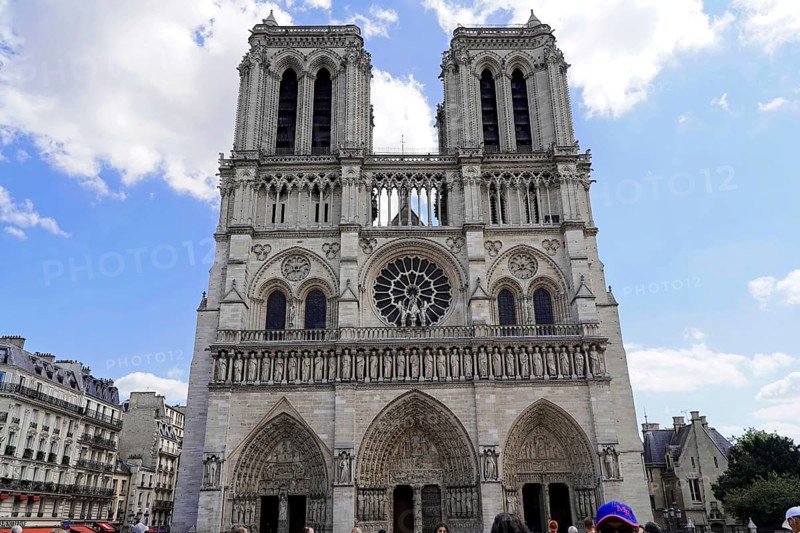 Notre Dame de Paris Cathedral, west façade, Île de la Cité, Paris, France, Europe, Front view of the cathedral with people in the foreground and a large rose window, Europe