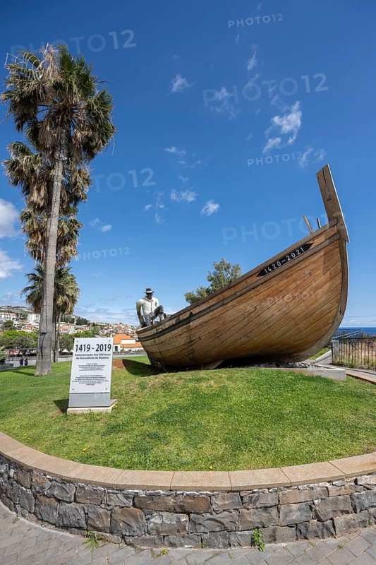 Coroa do Ilhéu boat monument in the Ilhéu garden in Câmara de Lobos, Madeira, Portugal, Europe