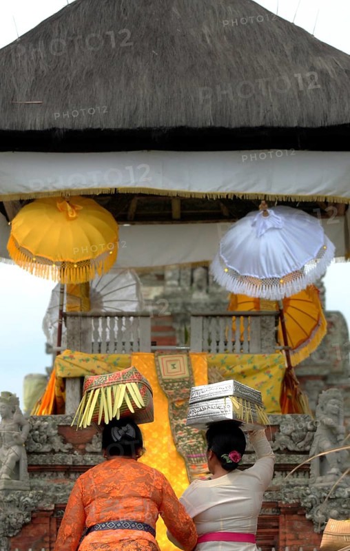Balinese woman on the way to the temple