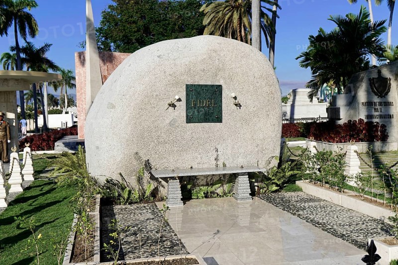 Gravesite, Fidel Castro 1926-2016, Cementerio Santa Ifigenia, Santiago de Cuba, Cuba, Central America, Dignified Fidel Castro memorial stone in a green setting with palm trees, Cuba, Central America