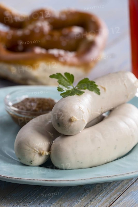 Bavarian veal sausages with pretzel