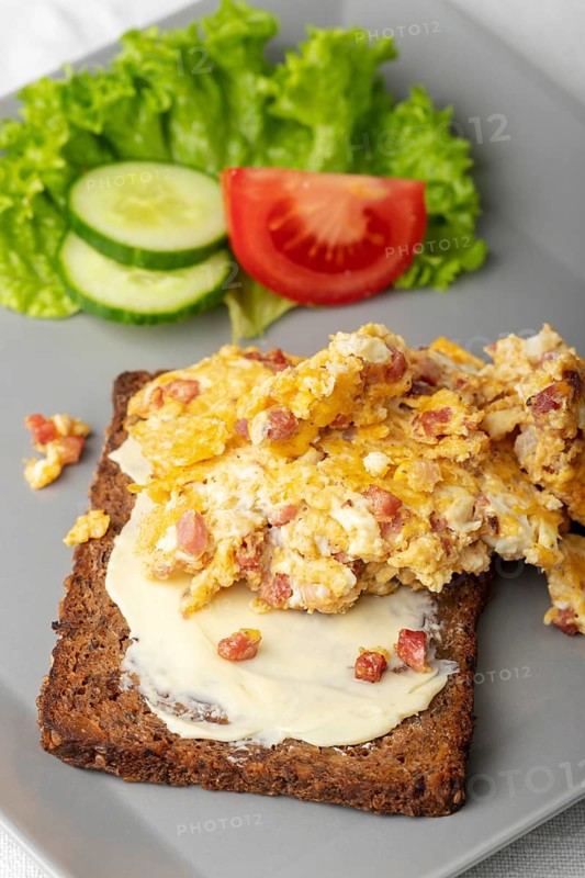 Scrambled eggs on rye bread