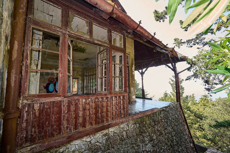 Dilapidated cottage with broken windows and views of the surrounding nature, Mussolini Villa, Villa de Vecchi, Profitis Ilias, Empona, Rhodes, Dodecanese, Greek Islands, Greece, Europe