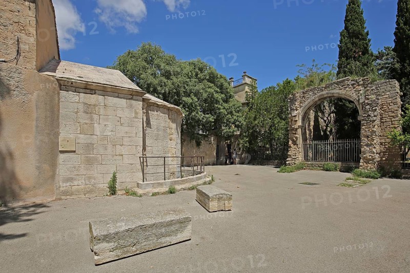 Chapelle St-Jean de Moustiers with historic archway, historic, Saint, chapel, Place St-Blaise, Arles, Bouches-du-Rhône, Camargue, Provence, France, Europe