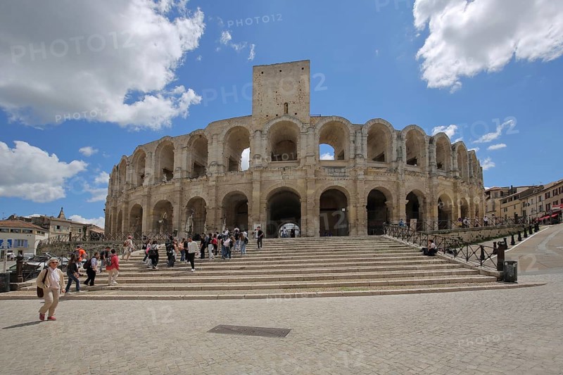 Amphithéâtre and group of people, tourists, amphitheatre, amphitheatre, ancient, Roman, building, Arles, Bouches-du-Rhône, Camargue, Provence, France, Europe