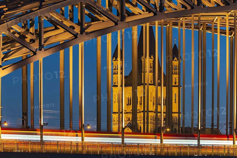 Hohenzollern Bridge, behind it Gross Sankt Martin, Cologne, North Rhine-Westphalia, Germany, Europe