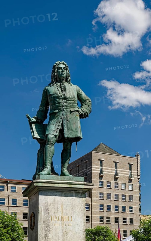 Handel monument by sculptor Hermann Heidel in honour of the Baroque composer George Frideric Handel, Market Square, Halle an der Saale, Saxony-Anhalt, Germany, Europe