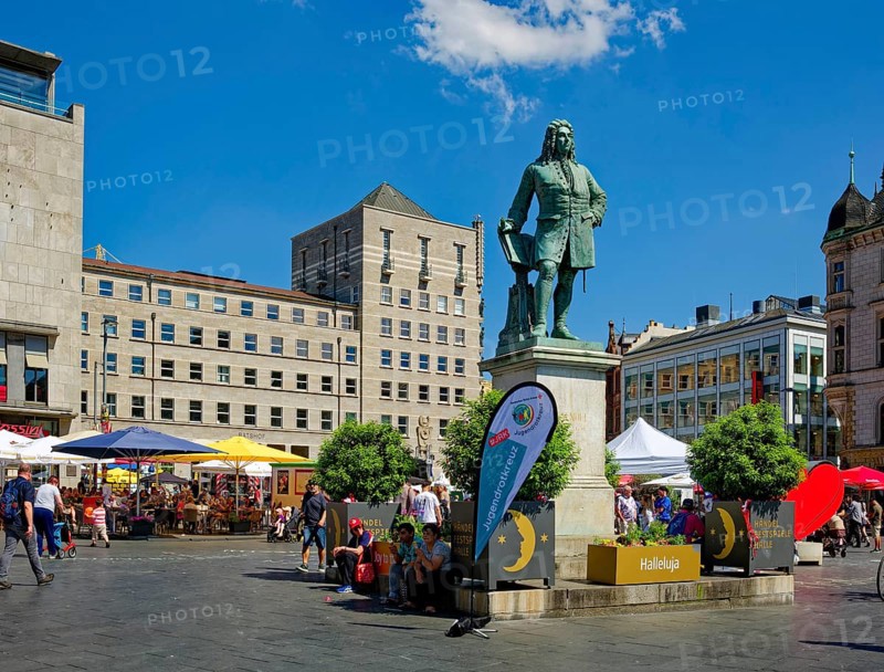 Handel monument by sculptor Hermann Heidel in honour of the Baroque composer George Frideric Handel, Market Square, Halle an der Saale, Saxony-Anhalt, Germany, Europe