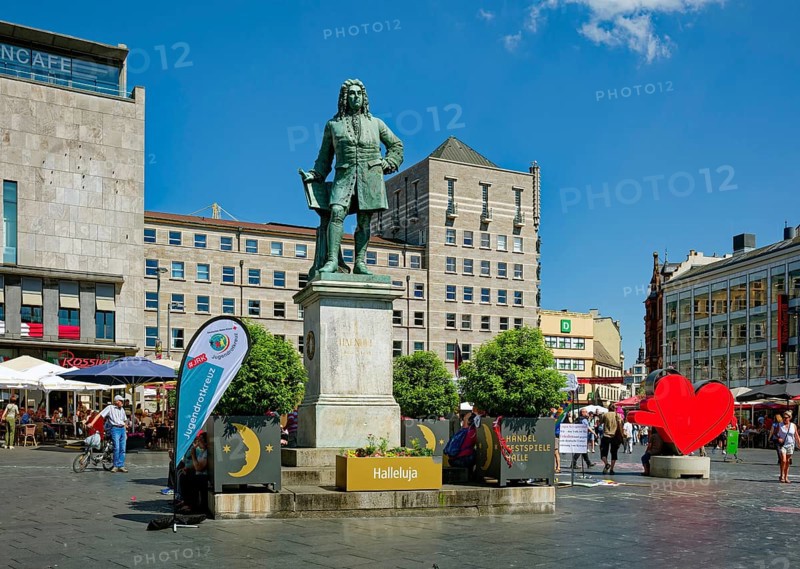 Handel monument by sculptor Hermann Heidel in honour of the Baroque composer George Frideric Handel, Market Square, Halle an der Saale, Saxony-Anhalt, Germany, Europe