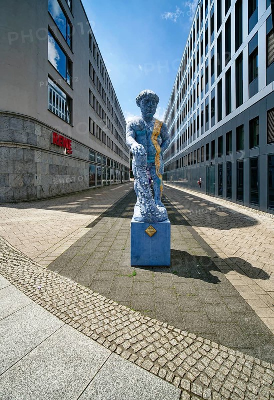 Sculpture Hallescher Schweinehirt by Carsten Theumer opposite the Hallmarkt, Halle an der Saale, Saxony-Anhalt, Germany, Europe