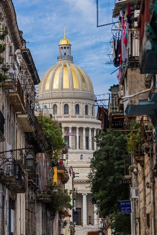 El Capitolio seen from a narrow street