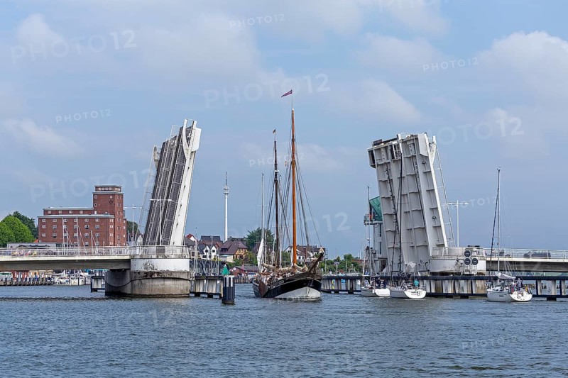 Open bascule bridge, sailing ship, Kappeln, Schlei, Schleswig-Holstein, Germany, Europe