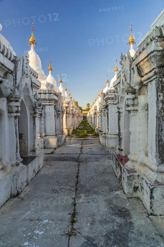 Kuthodaw pagoda shortly before sunset