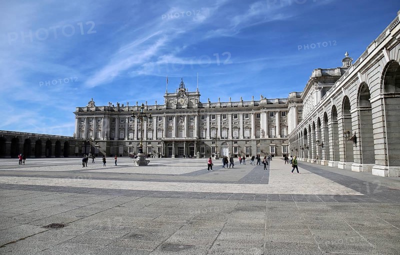 The vast cobbled courtyard of the Palacio Real, the Plaza de Armer
