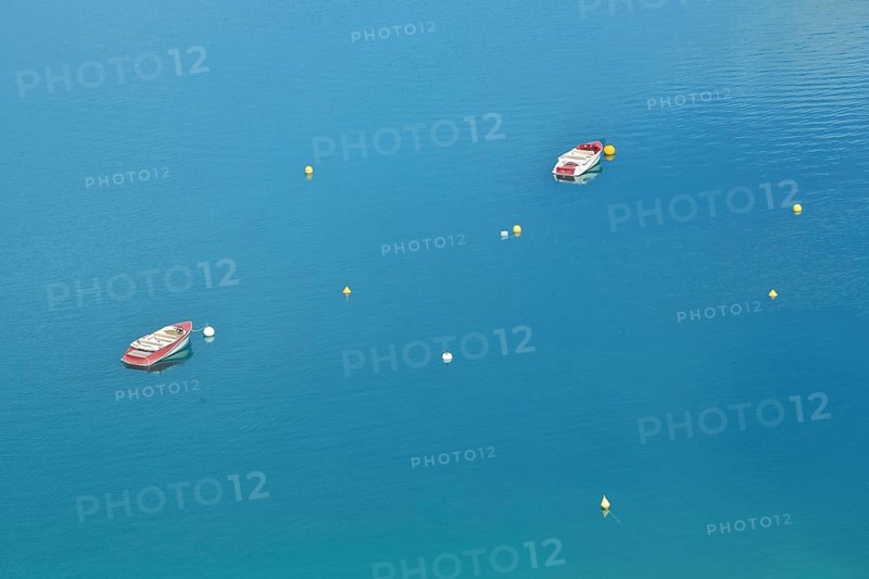 Two boats and buoys in the reservoir Lac de Sainte-Croix in the turquoise water near Sainte-Croix-du-Verdon, turquoise, Alpes-de-Haute-Provence, Provence, France, Europe