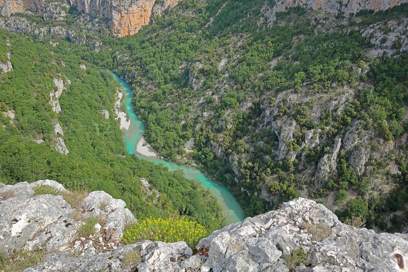 Gorges du Verdon, Verdon Gorge with mountain landscape, Verdon, river, gorge, cliffs, mountains, rocks, landscape, view from above, Provençal Alps, Western Alps, Alps, Alpes-de-Haute-Provence, Provence, France, Europe