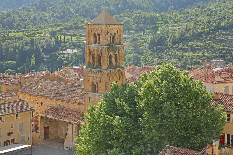 Church of Notre-Dame-de-l'Assomption, mountain village, Moustiers-Sainte-Marie, Provençal Alps, Western Alps, Alps, Alpes-de-Haute-Provence, Provence, France, Europe