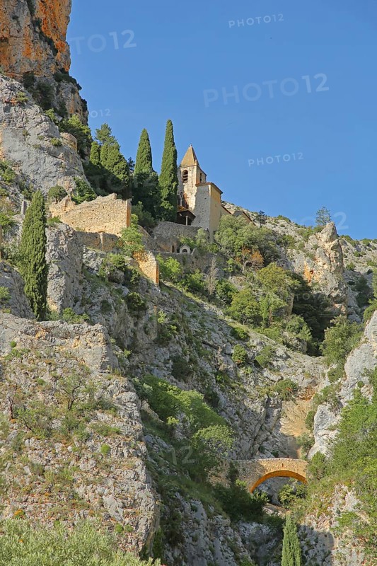Stone arch bridge over the Ravin de Notre Dame stream and Notre-Dame de Beauvoir church, rock, peak, mountain, cliff, mountain village, Moustiers-Sainte-Marie, Provence, Alpes-de-Haute-Provence, Provence, France, Europe