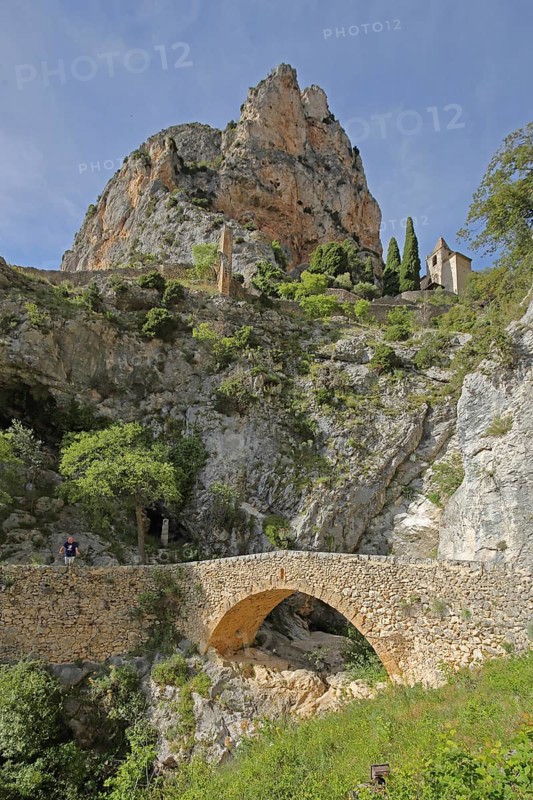 Stone arch bridge over the Ravin de Notre Dame stream and Notre-Dame de Beauvoir church, rock, peak, cliff, mountain, mountain village, Moustiers-Sainte-Marie, Provence, Alpes-de-Haute-Provence, Provence, France, Europe