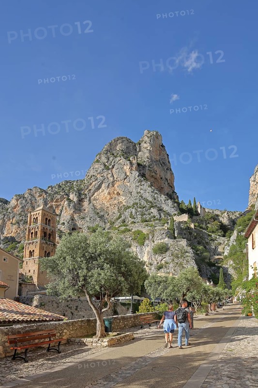 Church tower of Notre-Dame-de-l'Assomption and view to the rock, cliffs, mountains, summit, mountain village, tourists, Moustiers-Sainte-Marie, Provençal Alps, Western Alps, Alps, Alpes-de-Haute-Provence, Provence, France, Europe