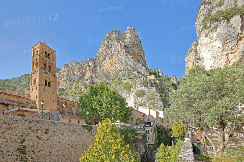 Church tower of Notre-Dame-de-l'Assomption and view to the rock, cliffs, summit, mountains, mountain village, Moustiers-Sainte-Marie, Provençal Alps, Western Alps, Alps, Alpes-de-Haute-Provence, Provence, France, Europe