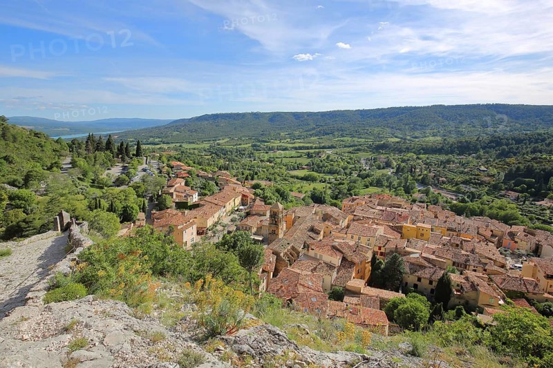 View of the mountain village of Moustiers-Sainte-Marie, Provençal Alps, Western Alps, Alps, Alpes-de-Haute-Provence, Provence, France, Europe