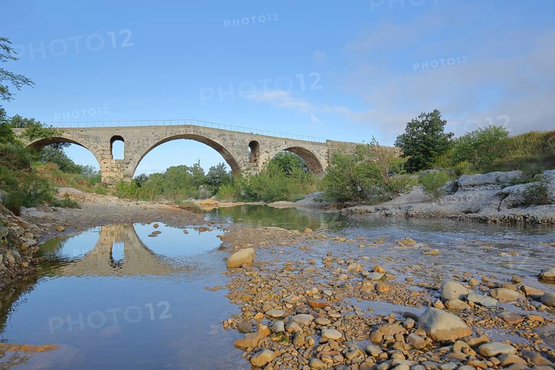 Roman stone arch bridge Pont Julien built 3rd century over the river Calavon, Roman bridge, Roman period, antique, low water, reflection, Bonnieux, Apt, Luberon, Vaucluse, Provence, France, Europe