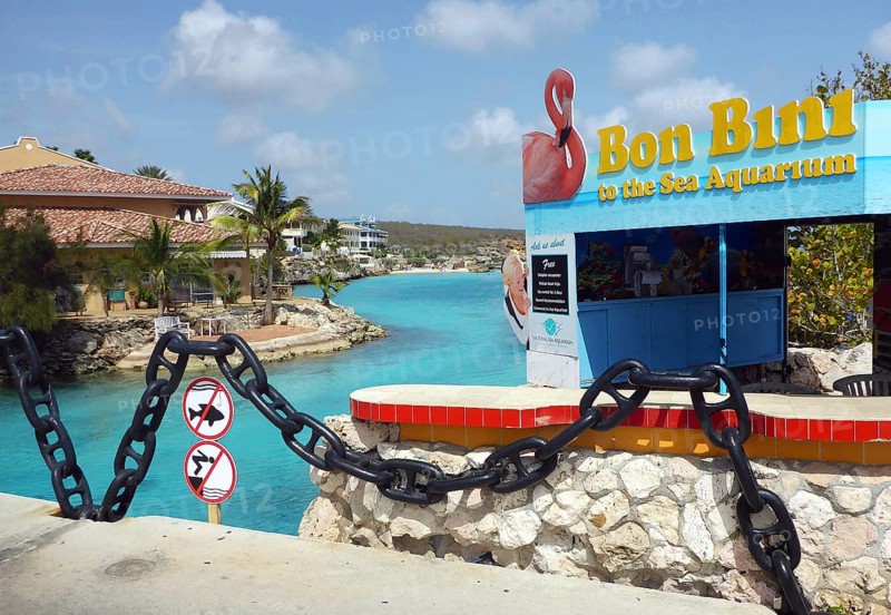 Sign with on island in country Curacao typical welcome greeting Bon Boni in entrance area of Sea Aquarium maritime museum, in front of bridge railing railing of bridge chain bridge from old anchor chain chain, Caribbean, Windward Islands, Netherlands Antilles, ABC Islands ABC Islands, Willemstad, Curaçao Curacao