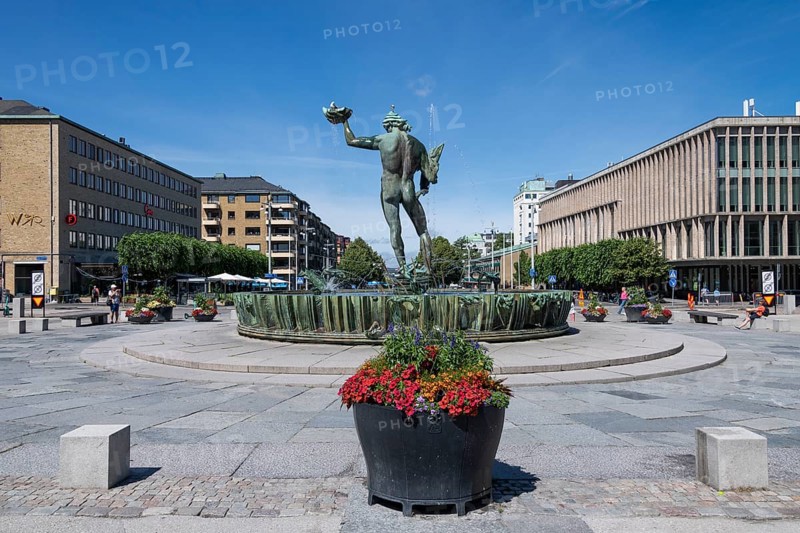 Bronze figure of Poseidon, god of the sea, by Carl Milles, fountain at Gotaplatsen, Avenyn, Gothenburg, Västra Gotalands län, Sweden, Europe