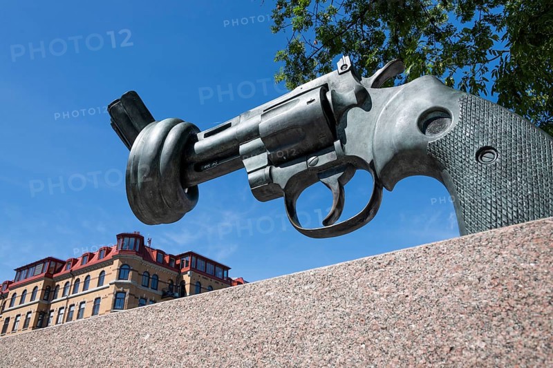 Knotted Colt Python 357 Magnum revolver, anti-war sculpture by Carl Fredrik Reuterswärd, Kungsportsavenyen, Gothenburg, Västra Gotalands län, Sweden, Europe