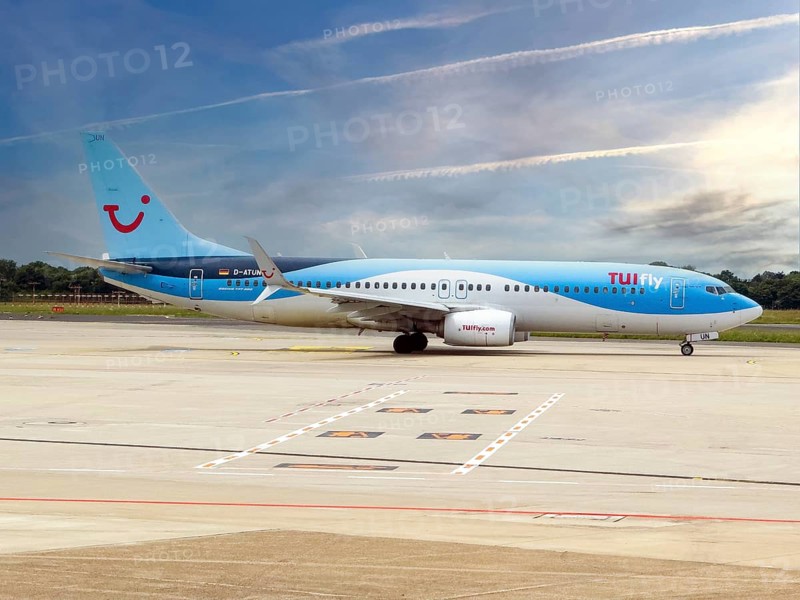 Boeing 737-800 of TUIfly taxiing on Taxi Way taxiway to runway of Düsseldorf International Airport, Düsseldorf, North Rhine-Westphalia, Germany, Europe