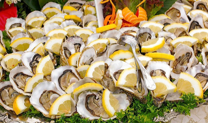 Tray of oysters with lemon