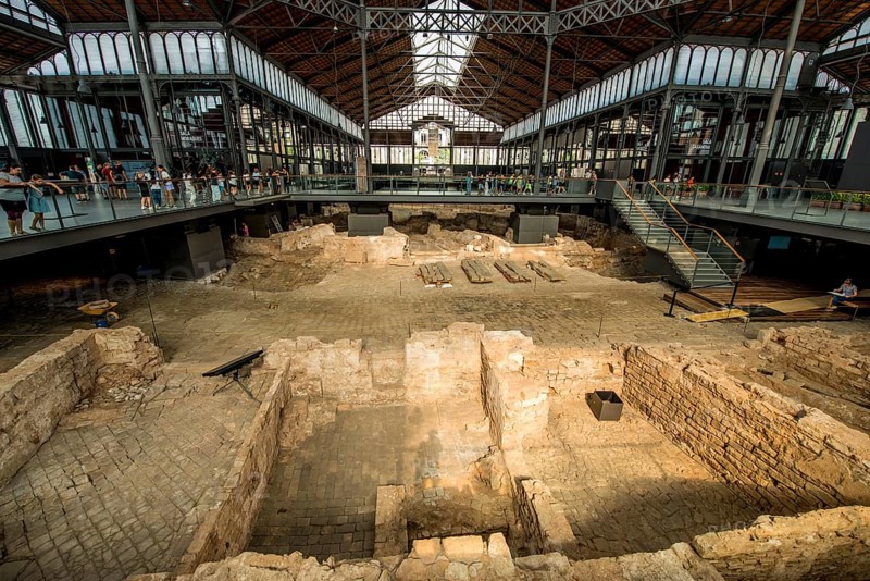 Die Ruinen eines alten Marktplatzes in der archäologischen Stätte und dem Museum des Kultur- und Gedenkzentrums El Born, Barcelona, Spanien