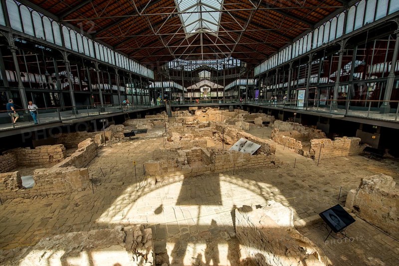 Artefakte in der archäologischen Stätte und im Museum des Kultur- und Gedenkzentrums El Born, Barcelona, Spanien