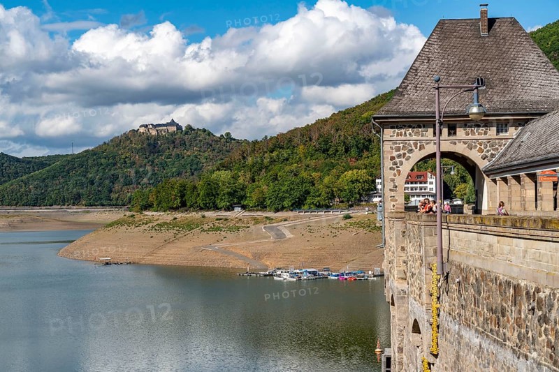 Lake Edersee, near Waldeck, the third largest reservoir in Germany, currently has only just under 13% of its normal level, the lake was last full in May 2022, dried up due to lack of rain, dam wall, Waldeck Castle, the water level is a good 25 metres below the normal level, Hesse, Germany, Europe