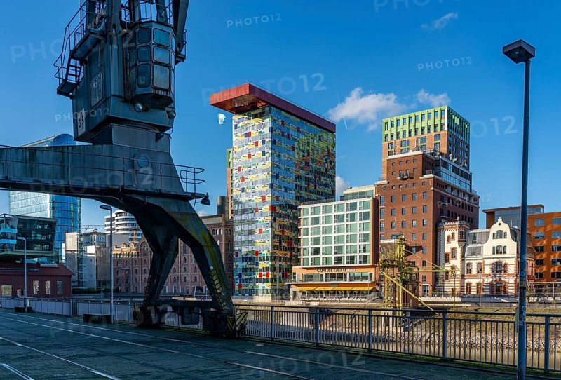 Media Harbour, Düsseldorf, old and modern architecture in the former harbour, a mixture of offices, companies, hotels, restaurants, trendy district, nightlife district, galleries, marina. Düsseldorf, Rhineland, North Rhine-Westphalia, Germany, Europe
