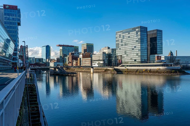 Media Harbour, Düsseldorf, old and modern architecture in the former harbour, a mixture of offices, companies, hotels, restaurants, trendy district, nightlife district, galleries, marina. Düsseldorf, Rhineland, North Rhine-Westphalia, Germany, Europe