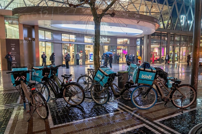 Wolt delivery service, delivery bikes on the Zeil shopping street in Frankfurt am Main, waiting for new orders, Hesse, Germany, Europe