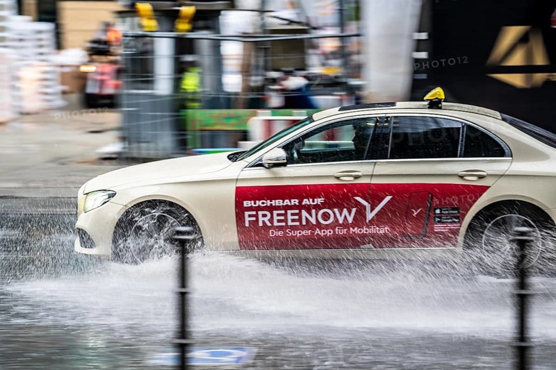 Winter, rainy weather, freezing rain, large puddle, puddle of water, in the city centre, Grosse Gallusstrasse, vehicles driving through, spraying water fountains, Frankfurt am Main, Hesse, Germany, Europe