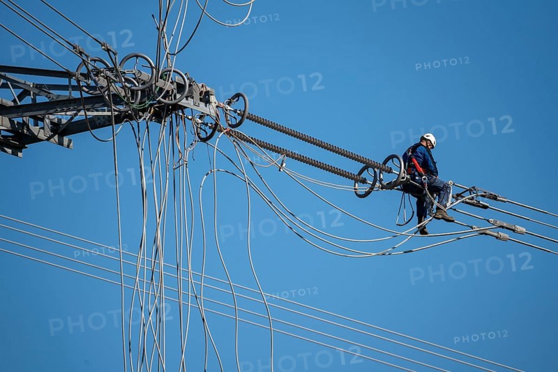 New construction of a 380 kV extra-high-voltage overhead line, with 23 pylons over a length of 7.5 kilometres, near Krefeld, North Rhine-Westphalia, GermanyNew construction of a 380 kV extra-high-voltage overhead line, with 23 pylons over a length of 7.5 kilometres, near Krefeld, North Rhine-Westphalia, Germany, Europe
