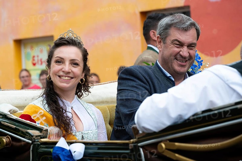 Grenzlandfest Zwiesel 2024, Lower Bavaria, Germany, 13.07.2024, Procession to the festival site of the Grenzlandfest, Bavarian Prime Minister Markus Söder in a horse-drawn carriage with this year's glass queen Susanne Glanzner, Europe