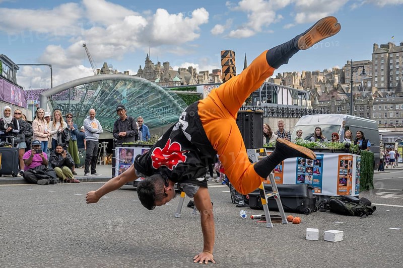 Street performers and spectators, acrobatic performance, Prince Street, world's largest cultural festival The Fringe, Edinburgh, Scotland, United Kingdom, Great Britain, Europe