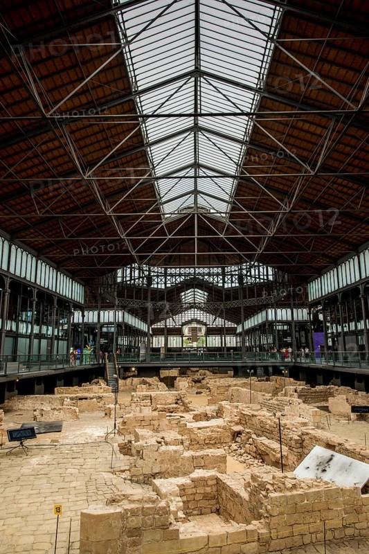 Die Ruinen eines alten Marktplatzes in der archäologischen Stätte und dem Museum des Kultur- und Gedenkzentrums El Born, Barcelona, Spanien